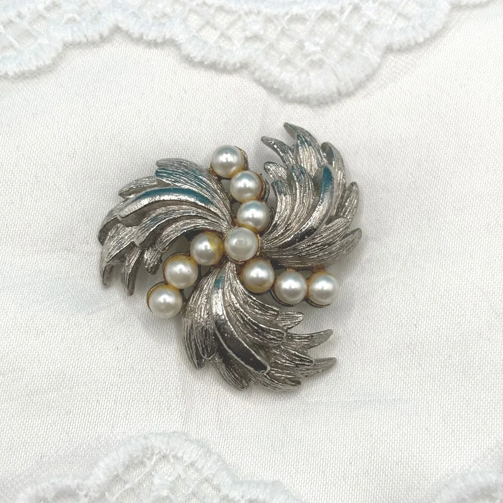 Vintage Silver Tone Brooch‎ Pin Faux Pearl Floral Statement Jewelry